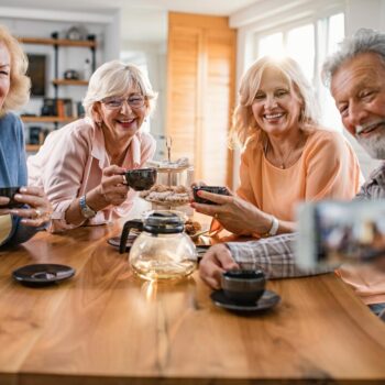 Rester connecté socialement pour éviter l'isolement