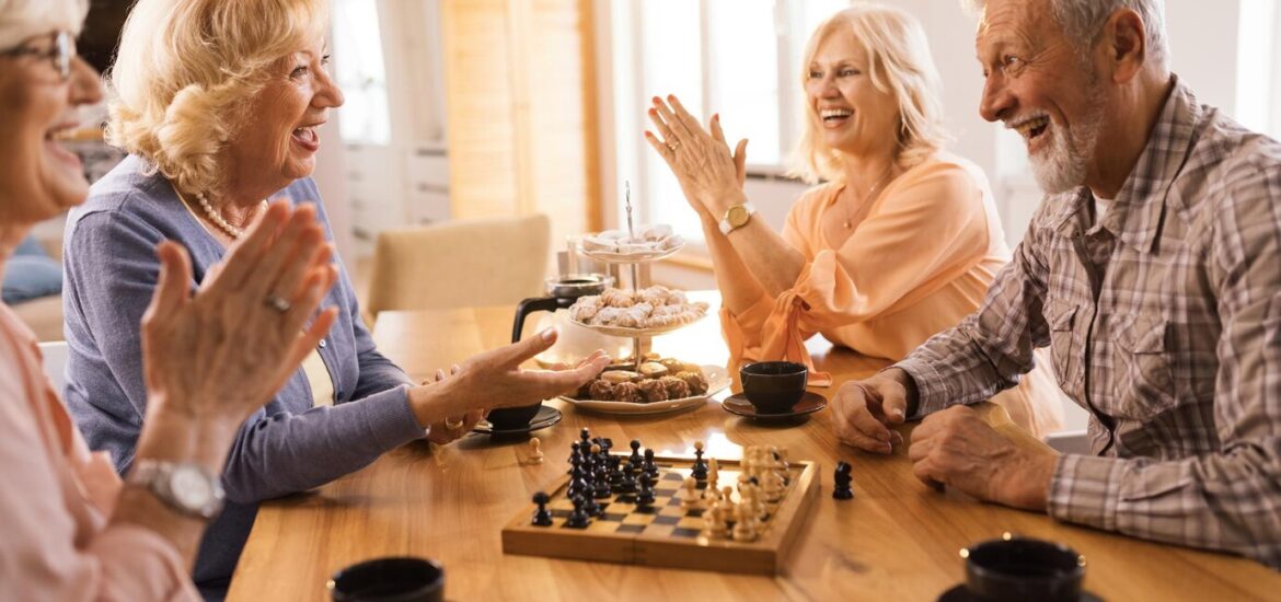 5 jeux de société qui favorisent la socialisation chez les seniors